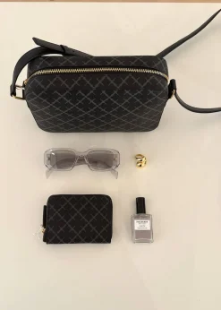 LOLLA><noscript><img width=