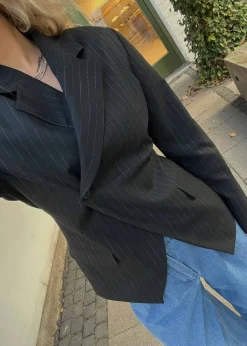 Clyde Blazer><noscript><img width=