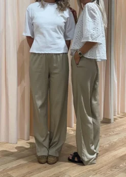 DarrelMD pants><noscript><img width=