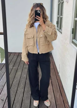 DarrelMD pants><noscript><img width=