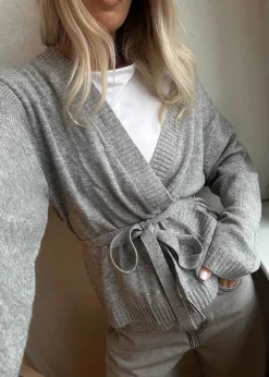 HowieMD cardigan><noscript><img width=