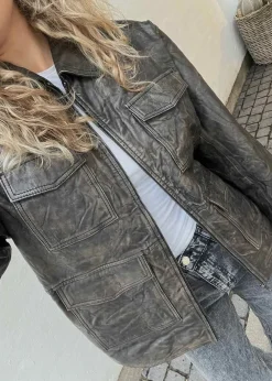 JillMD jacket><noscript><img width=