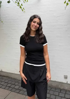 Nika Bermuda Shorts>Neo Noir Hot